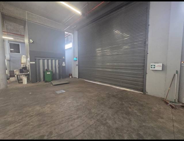 2,200M² WAREHOUSE FOR SALE IN SPRINGFIELD PARK